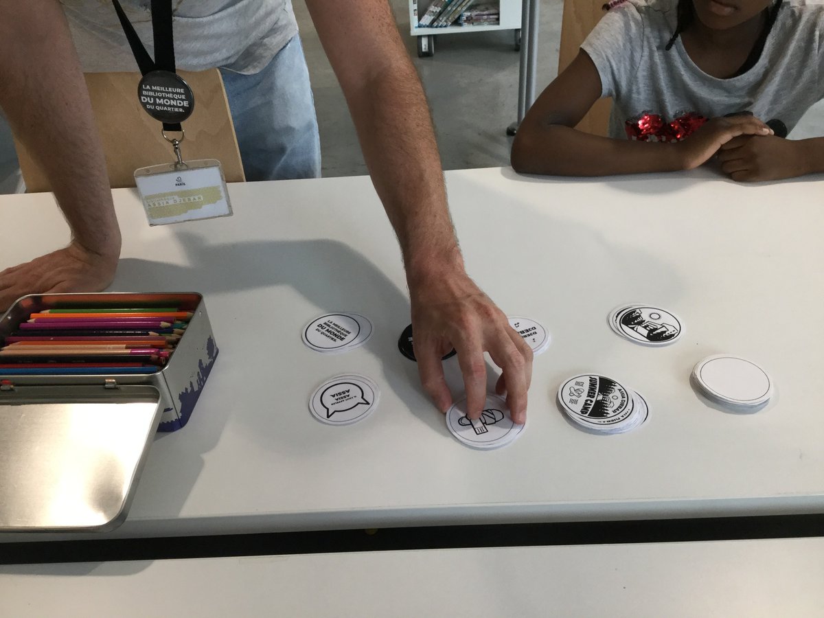 BibAssiaDjebar's tweet photo. Pour être identifié, original ou ultra classieux une seule solution... le badge !!! 
Et oui, aujourd'hui à Assia, on sort notre nouvelle (et adorée) badgeuse et on fait des badges, des badges, des badges ! 🤩😆
#bib2paris #bibdu20 #bibassiadjebar #assiadjebarsummercamp https://t.co/1wkZLinVZa