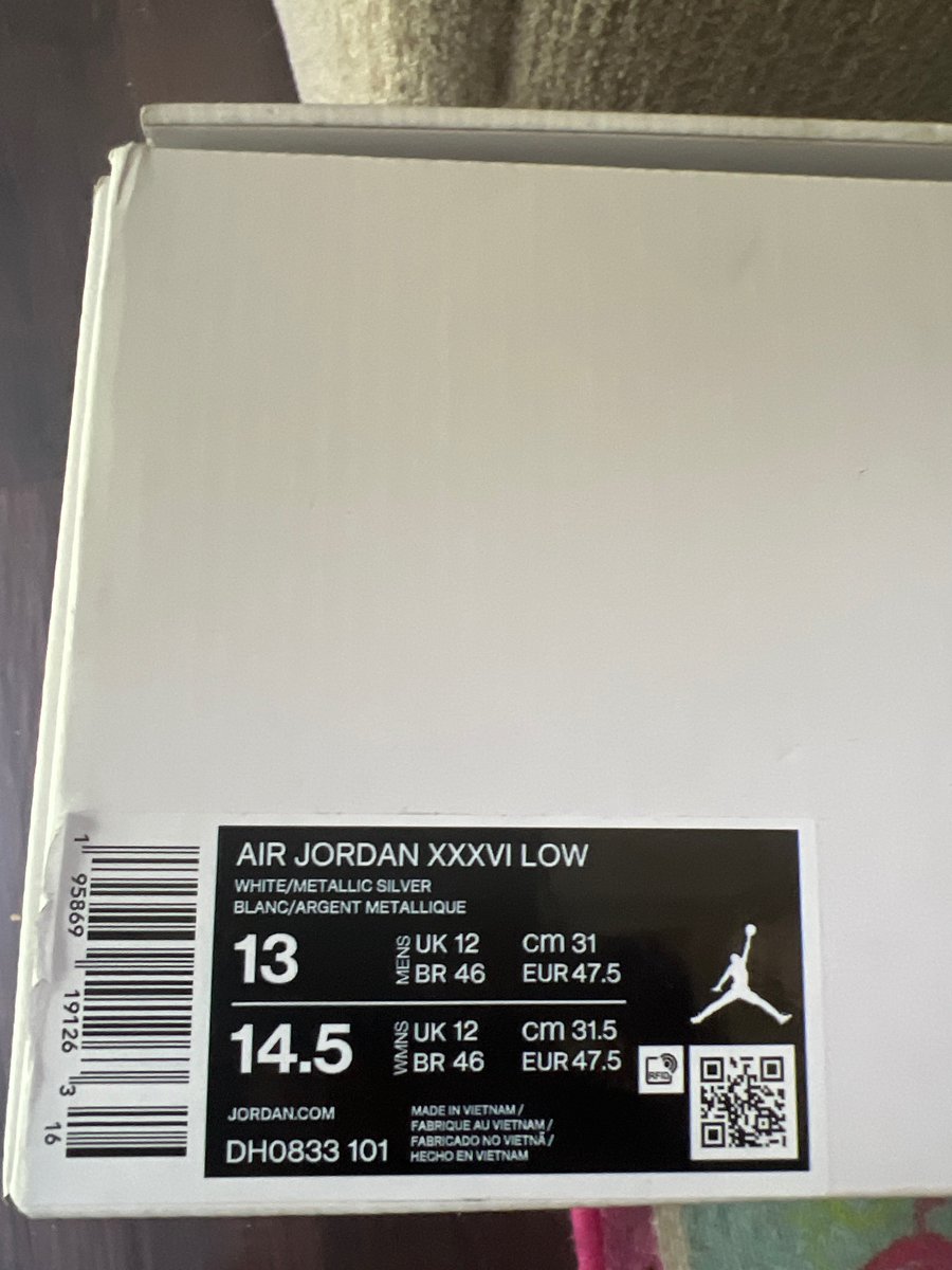 chmjiii's tweet photo. @FinishLineHelp You sent me the wrong size even with a packaging slip. And the box is damaged. https://t.co/E4tg2JbFF8