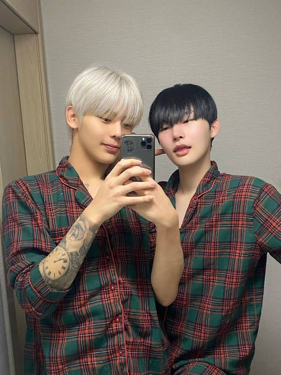 TaylorL39024670's tweet photo. I'm going to tell you a real story he happened to me with this couple so I saw their photos on 07.01.2022 and parre coinsidanse I saw their vlog video on youtube on 07.14.2022
#λ½μ‘ν μ€_bosungjun #guysofthenet #BoysLove #couplegay #couple #fashionstyle https://t.co/mbhNj1reTh