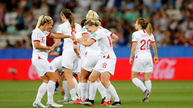 UEFA Kadınlar EURO 2022'nin TV izlenme rakamları 2017'ye göre %58 artmış. Sıçrama. Ancak asıl vurgulanan, tarafsız izleyici artışı. İlk kez tarafsız(sahadaki 2 ülkeden olmayan) izleyici oranı %50'yi geçip %54'e ulaşmış. 'Turnuvaya kamu genelinde ilgi artışı' olarak yorumlanıyor.