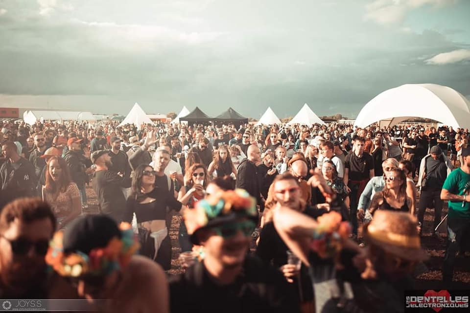 pasdecalais62's tweet photo. ✈️Venez faire la fête sur un aérodrome !🎤 Rdv à Vitry-en-Artois pour les concerts "Les Dentelles Electroniques" sam. 6 août de12h à 2h 🔊Méga scène/LineUp Terrible/Rétro Tec/House/hard techno... Festival engagé, le #LDE œuvre aussi dans le monde caritatif
#Festivals #PasdeCalais https://t.co/GlFrXq8K84