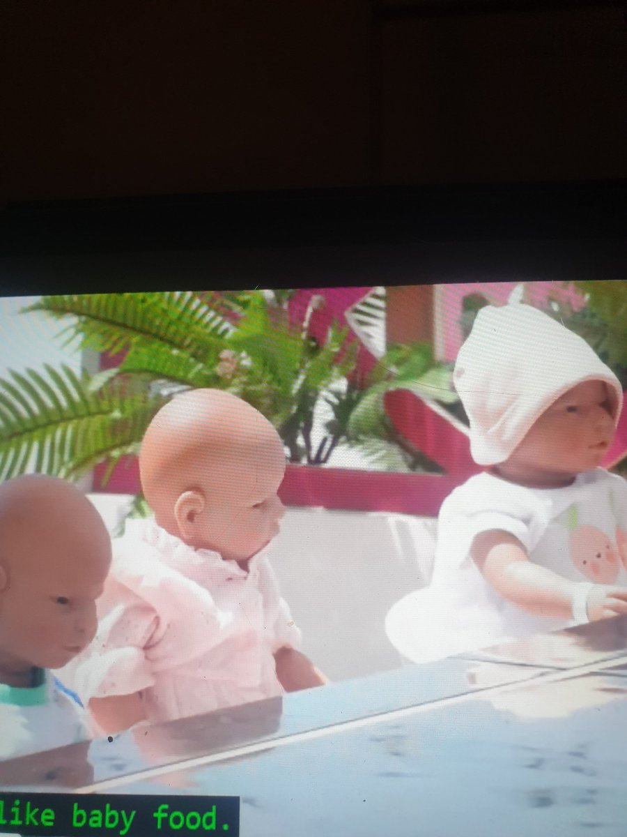 bellabaer10's tweet photo. That's normal right? RIGHT?#LoveIsland https://t.co/vAPaem1Zz3