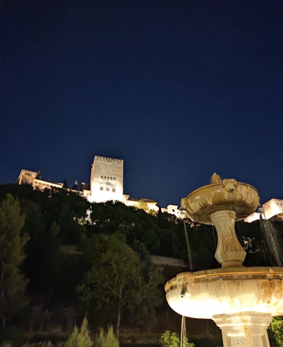 Solo la Alhambra y esta fuente han visto lo que ha quedado escrito en las paredes del alma... y en el corazón