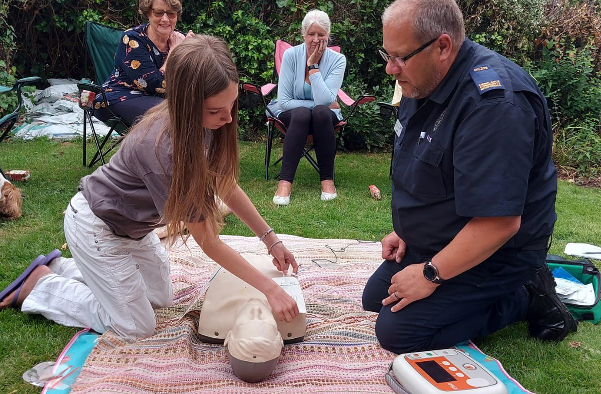 Tonight I have been out in #RoyalSuttonColdfield teaching #CPR to a group of neighbours who live between two #Defibrillator sites and wanted to know more! @FastaidCFR @suttontownhall @iPADdefib @Mayor_RoyalSC