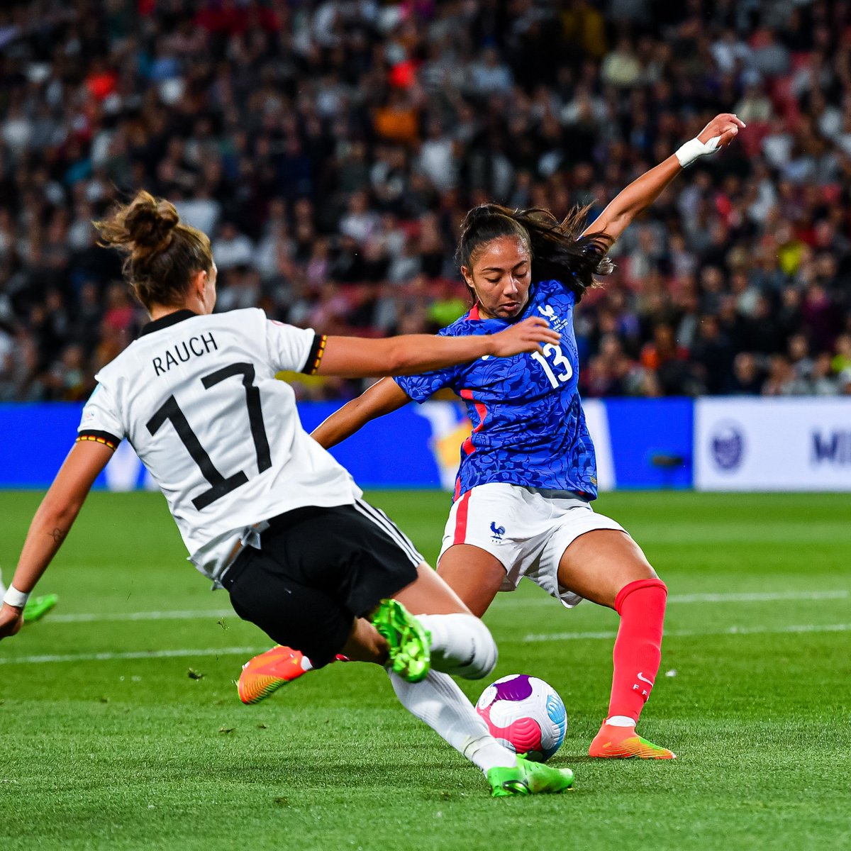 equipedefranceF's tweet photo. 80' La frappe de @BachaSelma passe juste à côté des buts allemands... 

Il reste 10 minutes aux Bleues pour revenir dans ce match 👊

🇩🇪2-1🇫🇷 | #ALLFRA | #FiersdetreBleues 
#WEURO2022 https://t.co/vxg9l1GeYJ