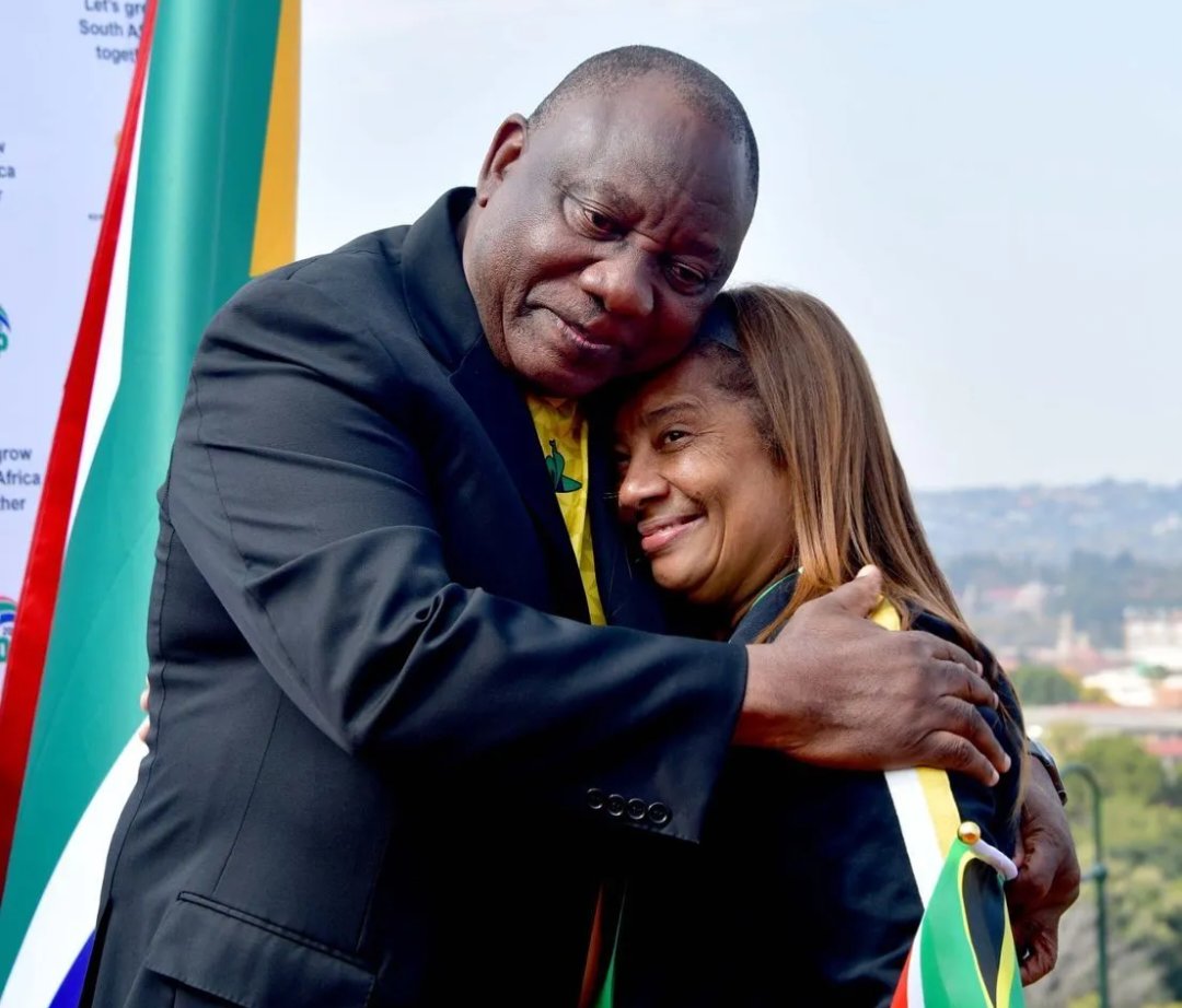 pumpkinangel09's tweet photo. Looking at this pic just makes me feel that all the troubles we have in our country can vanish for a few moments.Nice one @descaptain and Mr President @CyrilRamaphosa @AthiGeleba .We are proud of our Queens @Banyana_Banyana they a bunch of winners 🏆 👏🏽 🇿🇦 https://t.co/eblNo06TXg