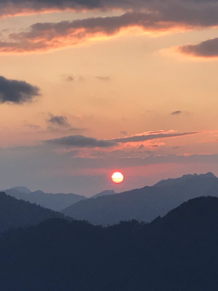 regina_kittler's tweet photo. Mein #Sonnenuntergang heute. 🥰 Bin auf den Sonnenaufgang 5:44 gespannt! #Alpen #Pendling @ElkeBreitenbach @brunnersandra1 @timflorianhorn @Zwitschermama https://t.co/vseVepiJYq