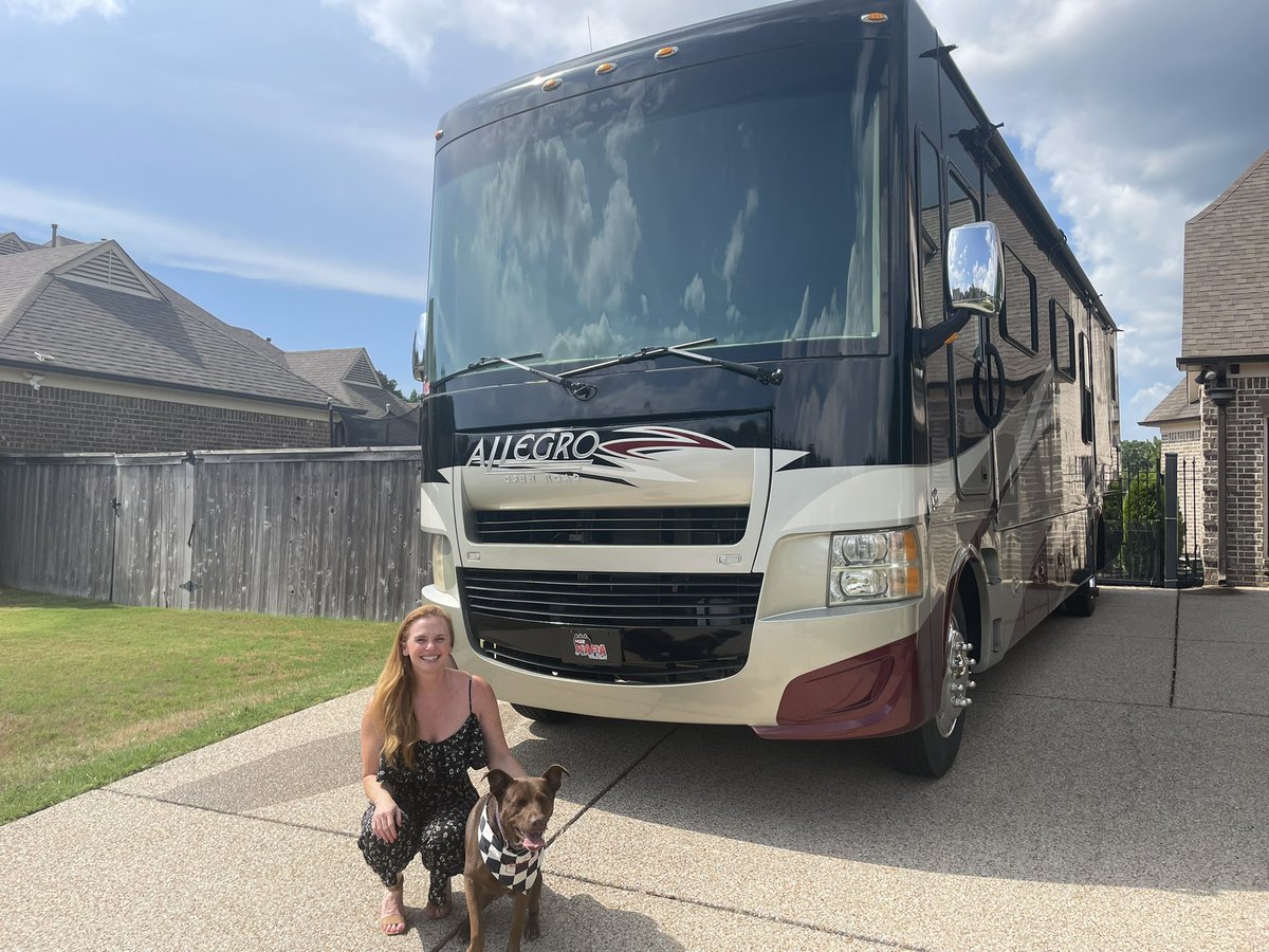 RealBenShelton's tweet photo. .@SherylShelton and Rosie said forget this 100+ degree heat in Memphis, they are ready for 75 degree weather at @FALS_NATION. #PDCBound https://t.co/Qd7u6XnQyC
