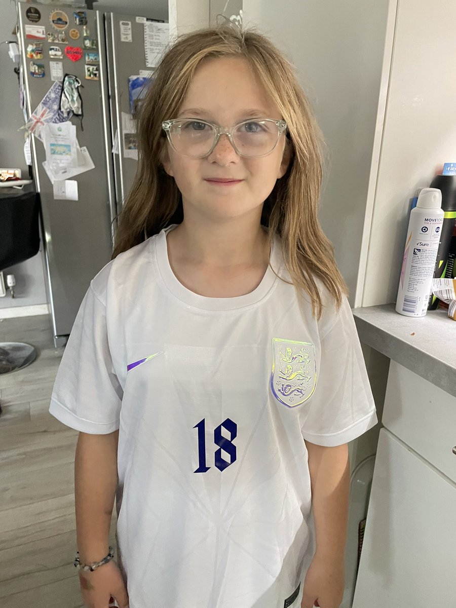 RussellSJ1's tweet photo. @Chloe_Kelly98 My Daughter Fliss (who is football mad and plays herself) has been with u all from the get go and  is ready for the Final on Sunday … cheering on her fave player and all the team 🏴󠁧󠁢󠁥󠁮󠁧󠁿   #comeonlionesses #youhavegotthis #faveplayer https://t.co/LohVyrotsr