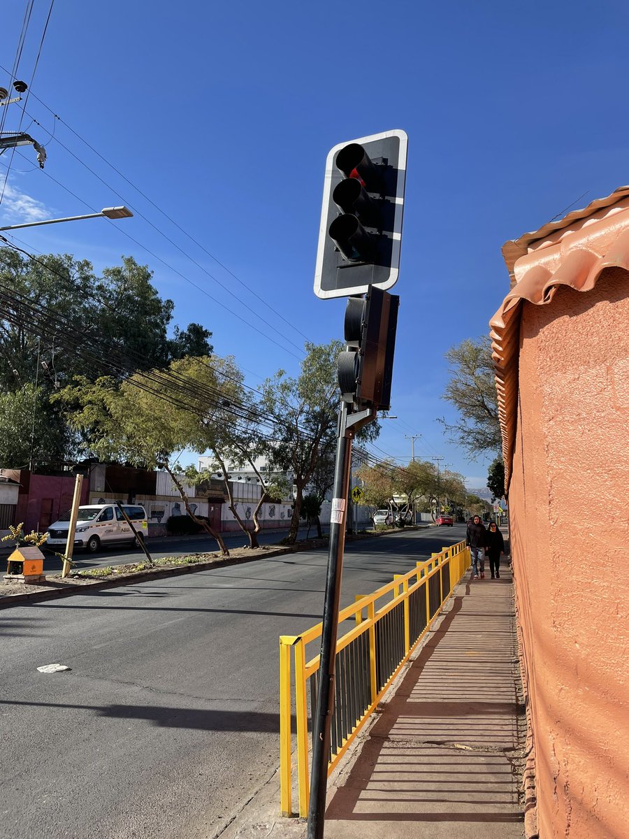 ricsguem's tweet photo. Este semáforo se encuentra a punto d caer, se encuentra en Cobija esquina Grecia @pahCalama,hoy a las 09:20 a.m di aviso en la dirección del tránsito y me avisaron q en el transcurso de una hora lo solucionarían,son las 17:00 y aún sigue igual,mal ahí @municipiocalama @Chamorro https://t.co/xMu18aut2P