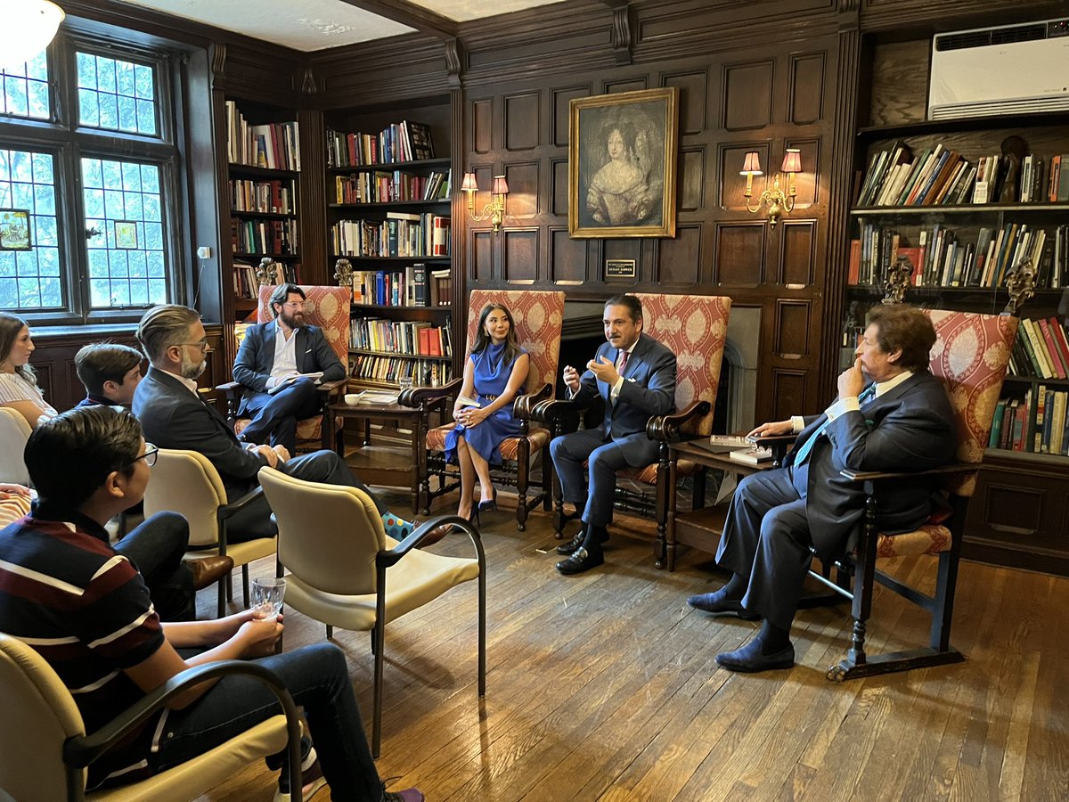 dianapalomares's tweet photo. Gran presentación del libro "En el Lugar de los Hechos" del periodista @jzarzap, resultado de sus 25 años de trabajo periodístico. 📖 🇲🇽
@ishwashingtondc @MX_DC
@StefyOchoa @enriqueperret https://t.co/9rJMXKlgzP
