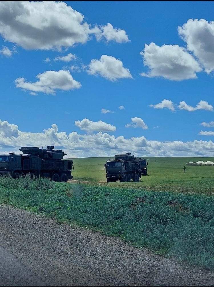 Хааны эрэлд чинь нээрээ энэ хүрээнд АНУ-ын Global Peace Operations Initiative-н хүрээнд хийдэг байсан байх. Үсрээд л манай БТР ордог. Тэгэхэд одоо бүр Оросын алдарт Панцир ирчихсэн явж байна.