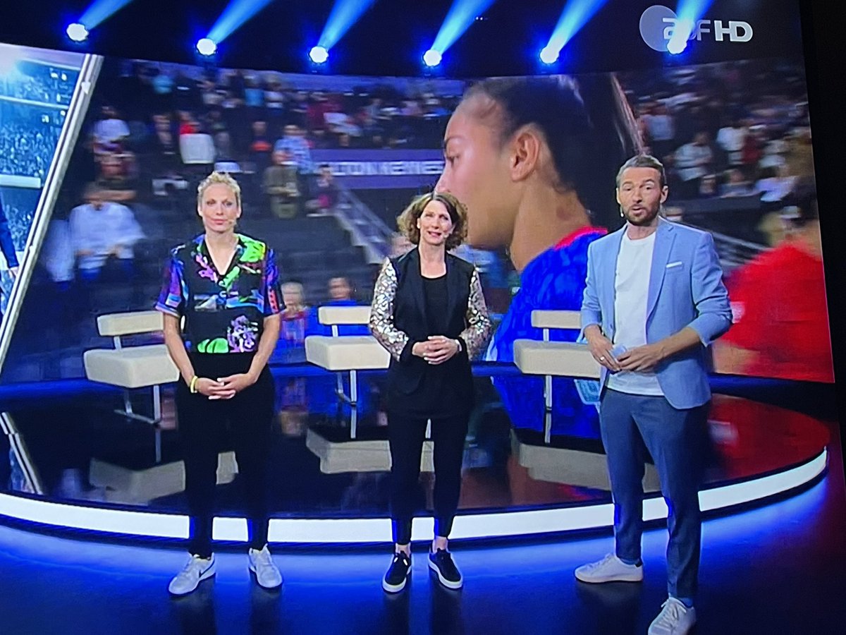 Gratulation an Martina Voss-Thecklenburg. Die Deutsche Nationalmannschaft steht gegen England im Final der #UEFAWomensEuro Mittendrin: Fussballexpertin für Radio SRF   <a href="/ka_lehmann/">Ka Lehmann</a> am TV-Mikrofon im ZDF. #UEFAWomensEuro #zdf #expertin #srfsport #schweiz #premiere #exsfvtrainerin