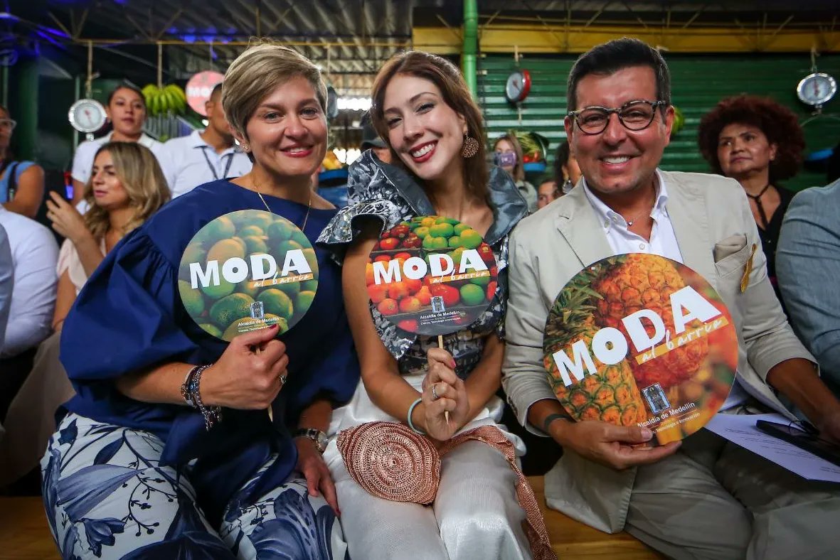 diamaov's tweet image. Por primera vez, la Plaza Minorista de Medellín se convirtió en la pasarela del desfile de #ModaAlBarrio2022. Un espacio para la diversidad, las mujeres del sector textil, lideresas indígenas, afro, cantadoras de la paz, población LGBTIQ+ y talento #HechoEnMedellín.