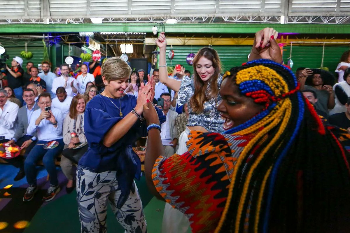 diamaov's tweet image. Por primera vez, la Plaza Minorista de Medellín se convirtió en la pasarela del desfile de #ModaAlBarrio2022. Un espacio para la diversidad, las mujeres del sector textil, lideresas indígenas, afro, cantadoras de la paz, población LGBTIQ+ y talento #HechoEnMedellín.