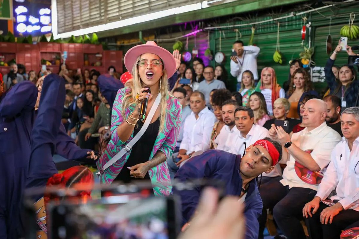 diamaov's tweet image. Por primera vez, la Plaza Minorista de Medellín se convirtió en la pasarela del desfile de #ModaAlBarrio2022. Un espacio para la diversidad, las mujeres del sector textil, lideresas indígenas, afro, cantadoras de la paz, población LGBTIQ+ y talento #HechoEnMedellín.