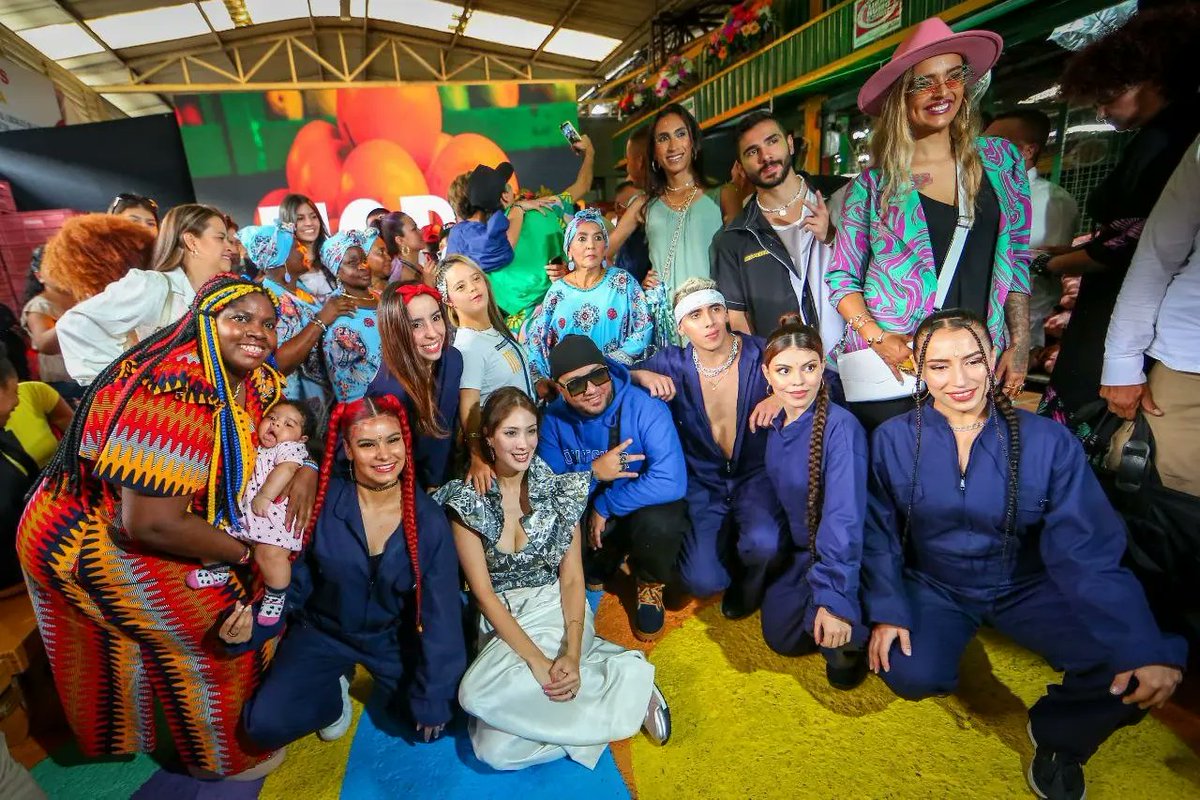 diamaov's tweet image. Por primera vez, la Plaza Minorista de Medellín se convirtió en la pasarela del desfile de #ModaAlBarrio2022. Un espacio para la diversidad, las mujeres del sector textil, lideresas indígenas, afro, cantadoras de la paz, población LGBTIQ+ y talento #HechoEnMedellín.