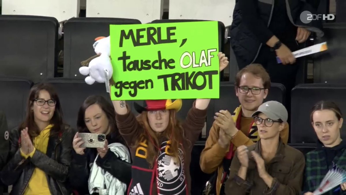 #GERFRA Fahndung: @SWR3 sucht die Frau mit Hut, Plakat &amp; Olaf. Bitte Kontakt oder Hinweise direkt an mich. Wir wollen mit Dir sprechen😀#OlafGegenTrikot