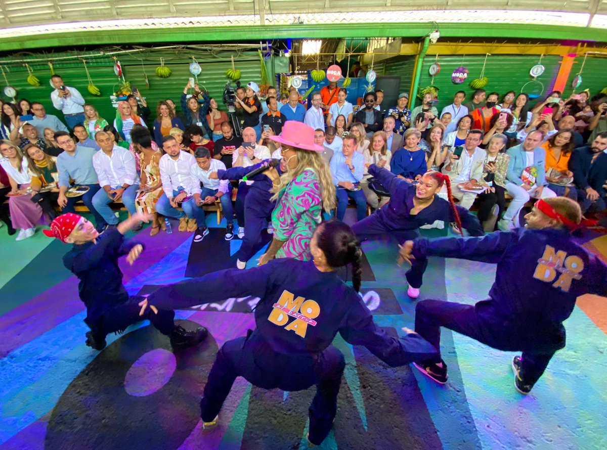 AlejandroAriasG's tweet image. Democratizar la moda y llevarla a cada uno de los barrios, comunas y corregimientos. Eso hicimos hoy en la Minorista. Eso es #ModaAlBarrio2022. Orgulloso de este proyecto del corazón de @diamaov y de todo Medellín ❤️