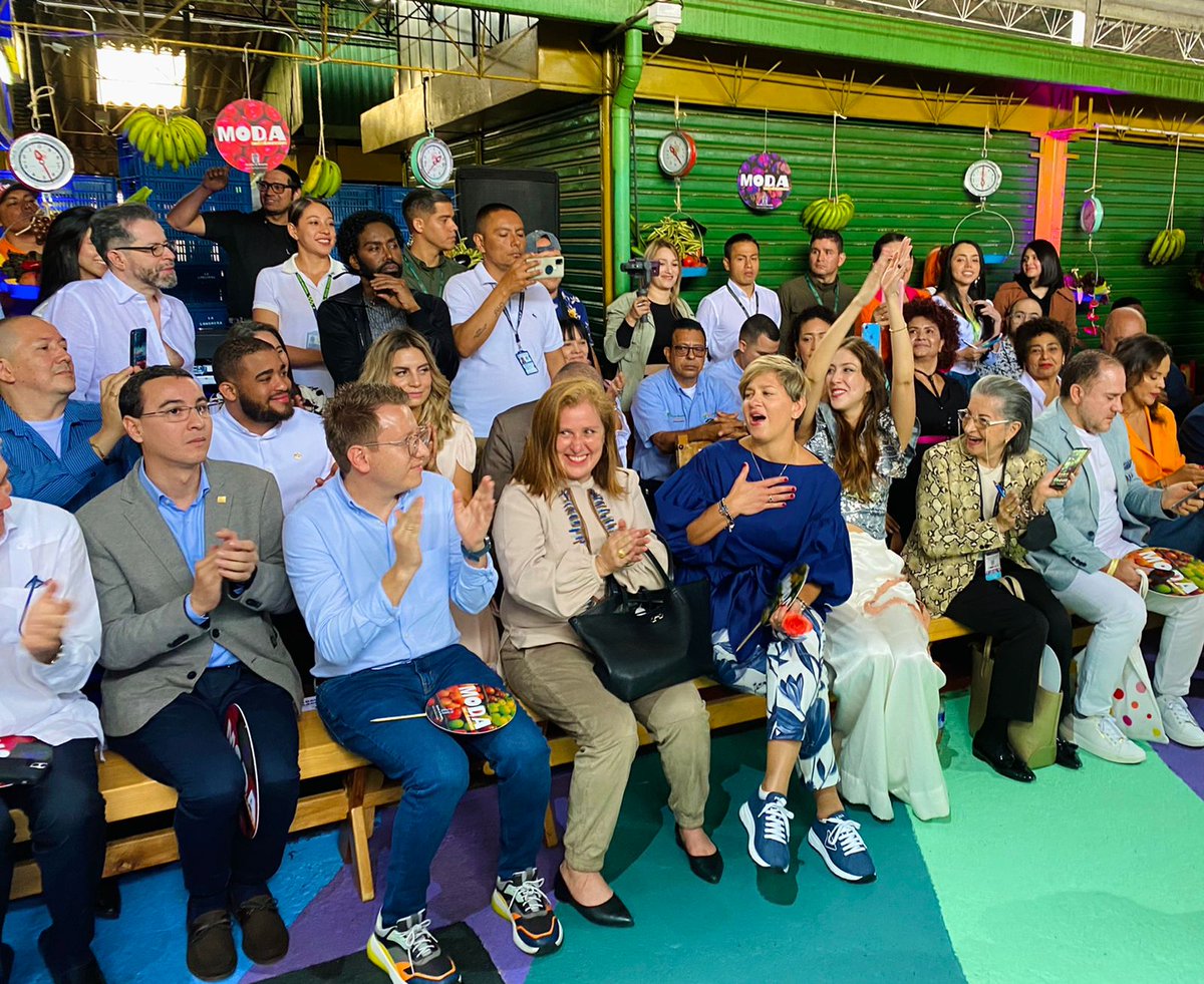 AlejandroAriasG's tweet image. Democratizar la moda y llevarla a cada uno de los barrios, comunas y corregimientos. Eso hicimos hoy en la Minorista. Eso es #ModaAlBarrio2022. Orgulloso de este proyecto del corazón de @diamaov y de todo Medellín ❤️