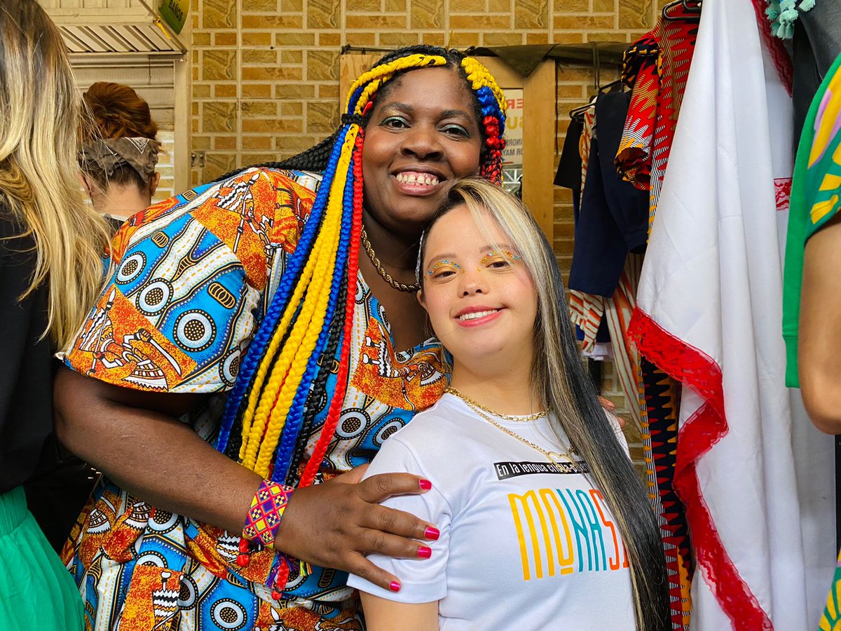 AlejandroAriasG's tweet image. Democratizar la moda y llevarla a cada uno de los barrios, comunas y corregimientos. Eso hicimos hoy en la Minorista. Eso es #ModaAlBarrio2022. Orgulloso de este proyecto del corazón de @diamaov y de todo Medellín ❤️