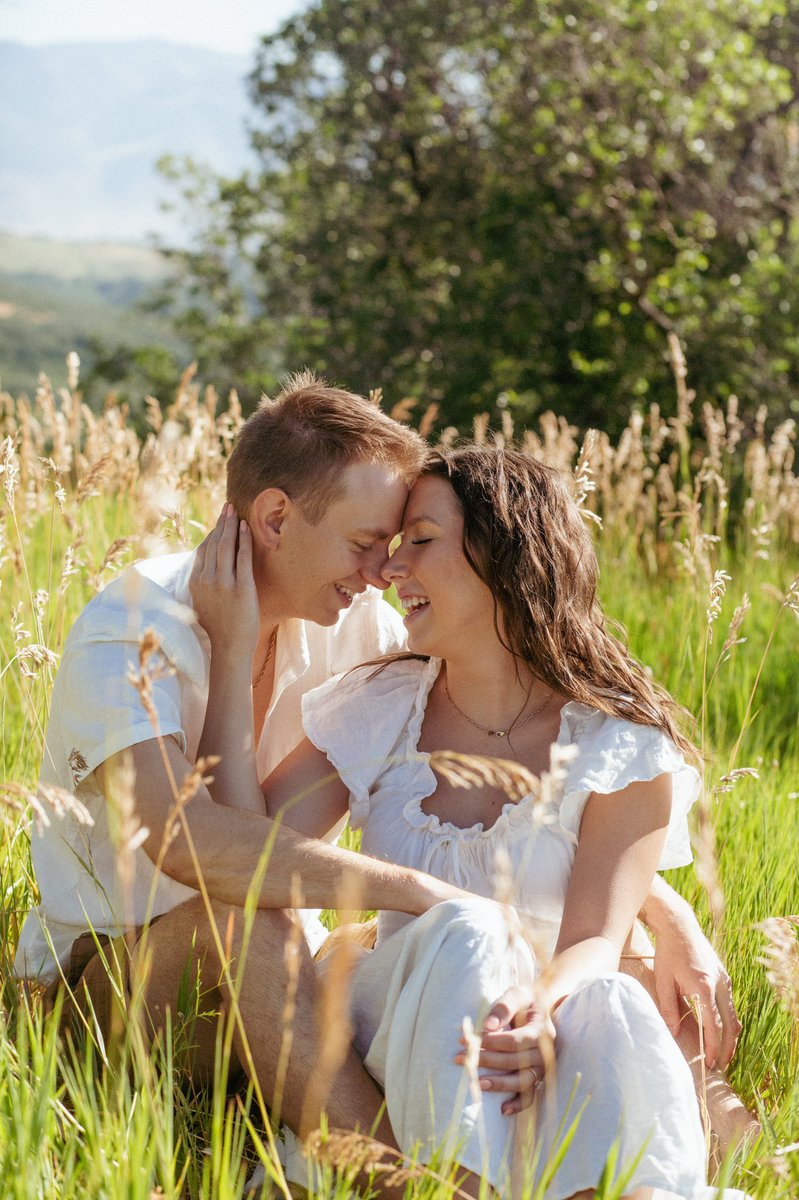 melissjohnson7's tweet photo. Get you a man that frolicks barefoot around the mountainside with you in white linen 😩 https://t.co/9i5kMzluRK