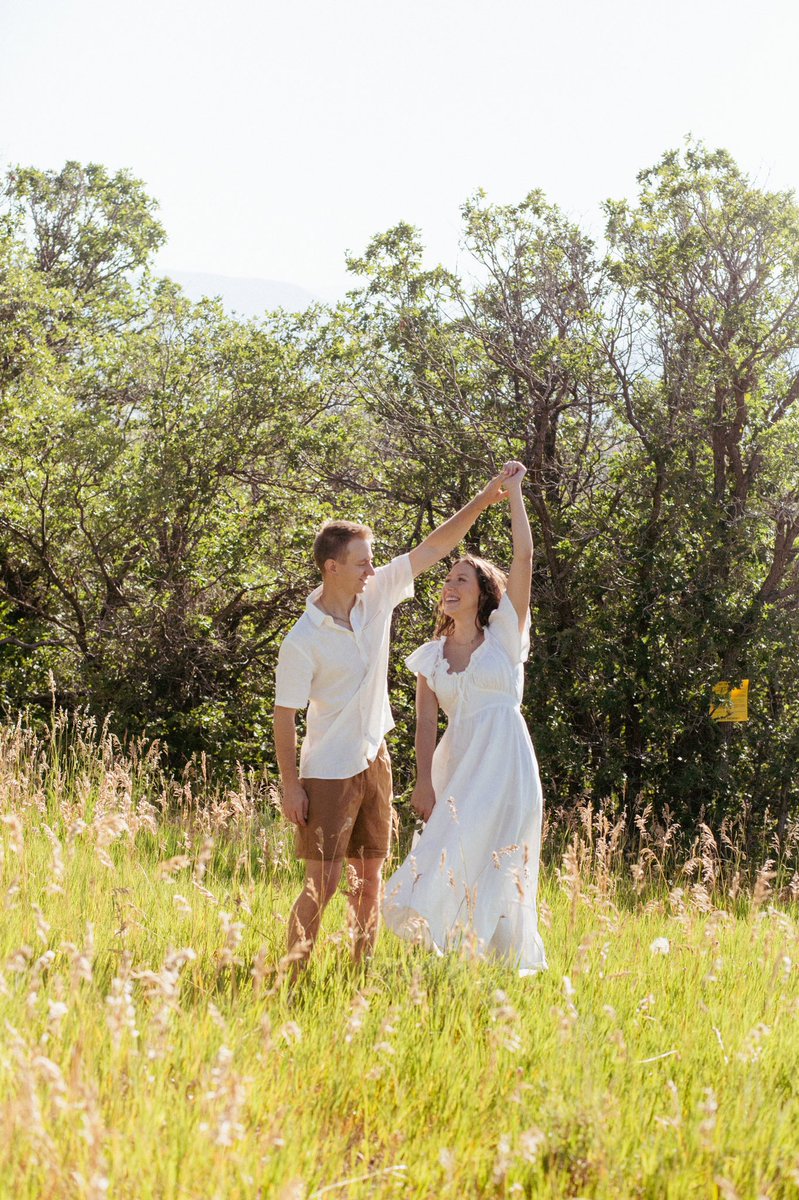 melissjohnson7's tweet photo. Get you a man that frolicks barefoot around the mountainside with you in white linen 😩 https://t.co/9i5kMzluRK