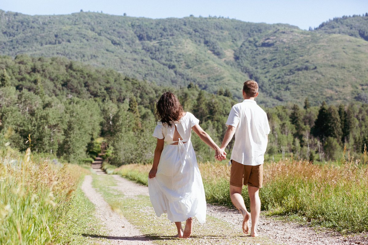 melissjohnson7's tweet photo. Get you a man that frolicks barefoot around the mountainside with you in white linen 😩 https://t.co/9i5kMzluRK