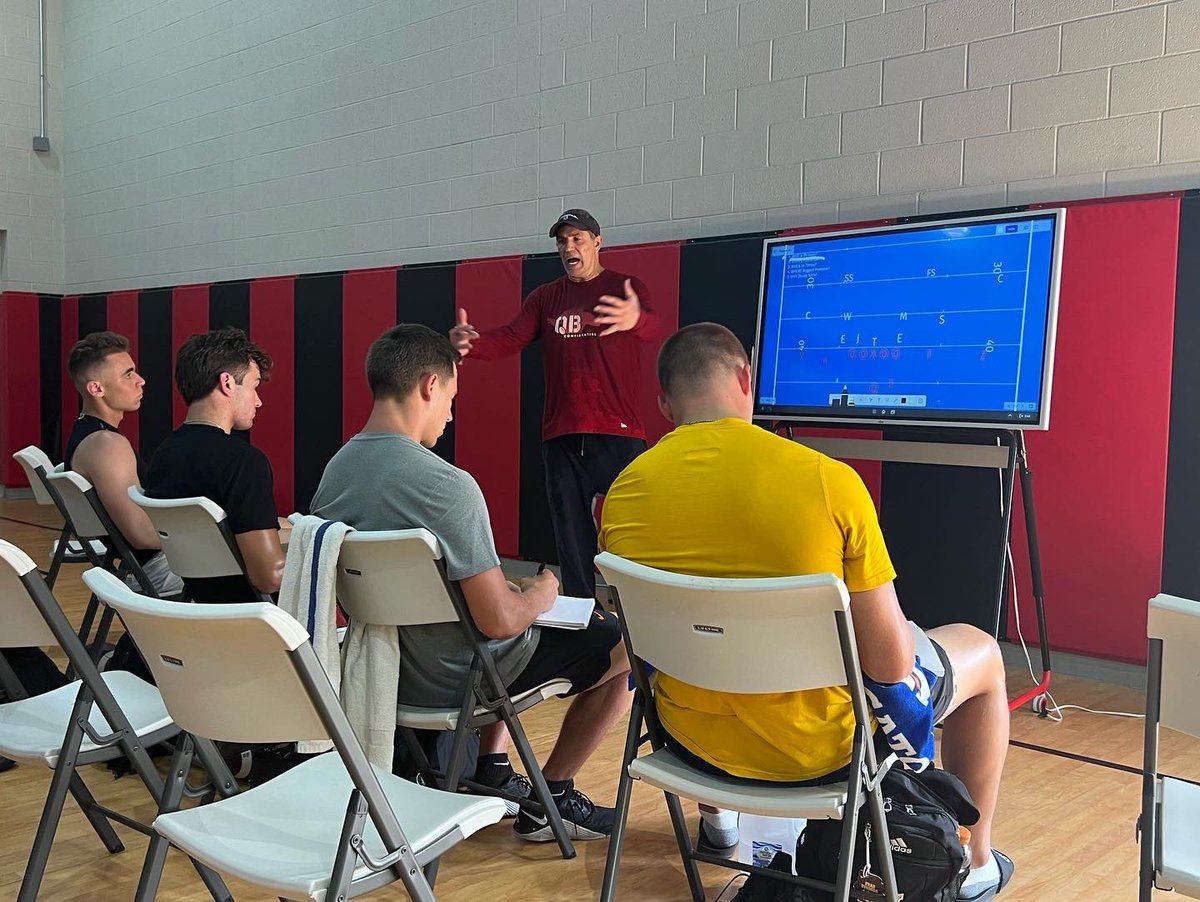 jimshelly2's tweet photo. Another great learning experience from a Legend this past week in Phoenix.  These Athletes , Coaches , and Qb Trainers thank you @kurt13warner https://t.co/3SQXtE7tJS