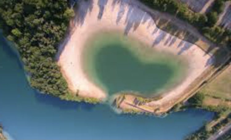 Mooi wit zand en kristal helder water een mooie locatie voor #beachwaterpolo. Ibiza of gewoon Nederland. Volgende week weten we meer en gaan we samen sporten. ⁦<a href="/KNZBned/">KNZB</a>⁩ ⁦<a href="/nocnsf/">NOC*NSF</a>⁩ ⁦<a href="/JCFoundation/">Johan Cruyff Foundation</a>⁩ ⁦<a href="/PostcodeLoterij/">Postcode Loterij</a>⁩ #waterpolo #zomer