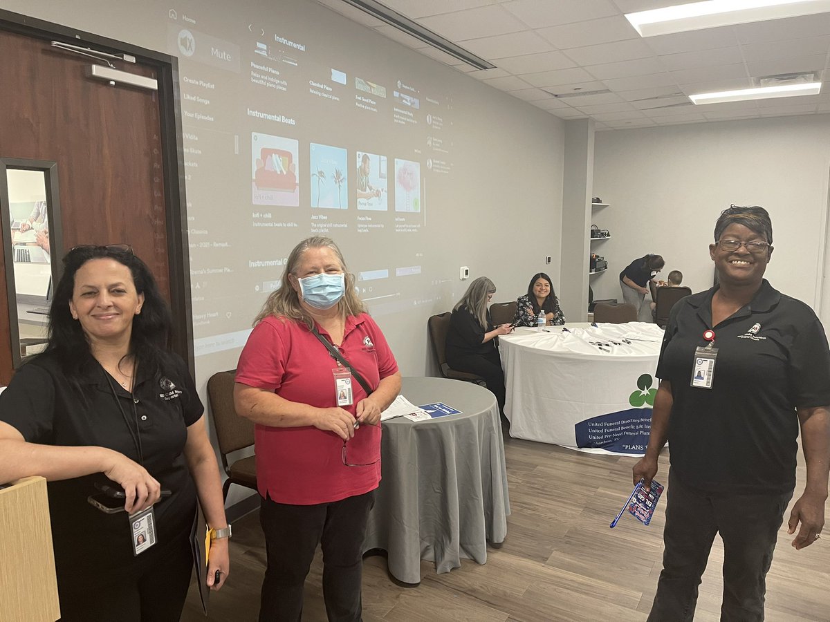 leapfrog17's tweet photo. What an awesome day recruiting with  our amazing Child  Nutrition Supervisors at Network of Community Ministries Job Fair! They did an awesome recruiting new smiling faces for our cafeterias! https://t.co/QYJZ91BQHQ