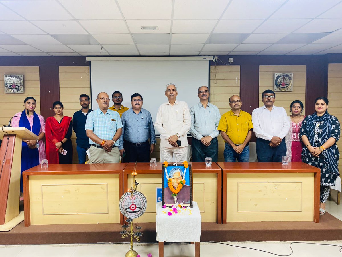 surajyd88's tweet photo. कुशाभाऊ ठाकरे पत्रकारिता एवं जनसंचार विश्वविद्यालय के विज्ञापन एवं जनसंपर्क विभाग द्वारा डॉ. ए. पी. जे. अब्दूल कलाम जी के पुण्यतिथि पर किया गया श्रद्धा सुमन अर्पित।

https://t.co/5OoryPt0DA

@AshutoshMandavi 
@AMANSHU89646327 
@ktu_apr 

#APJAbdulKalam https://t.co/mVSQhtsjmN