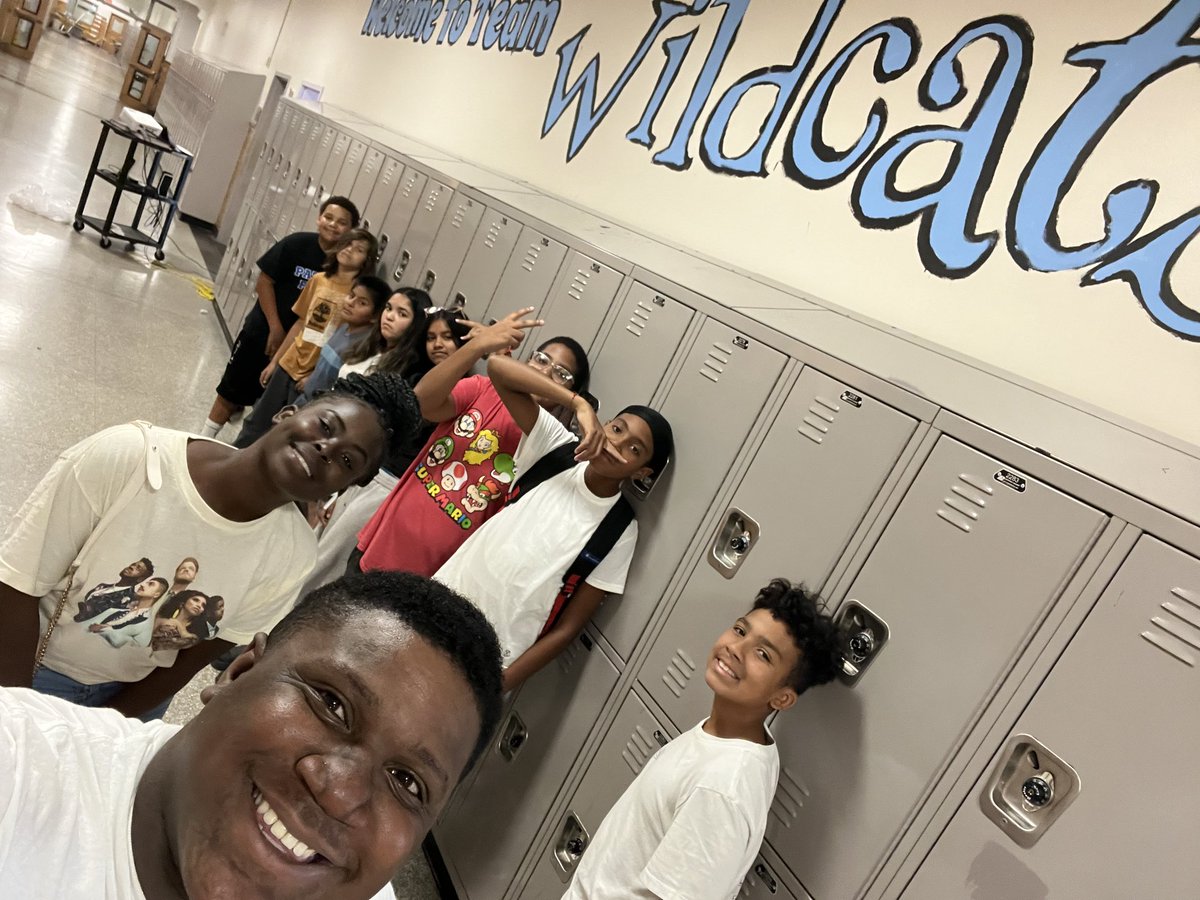 Not only does that wildcats mural look amazing, but look at those two SCSD grads leading our future SCSD grads ♥️♥️💙💙#MPRising