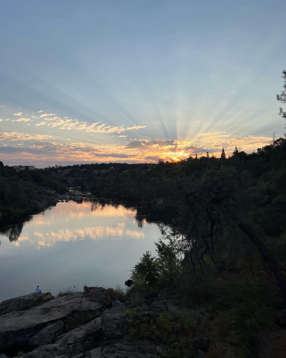 jmm869127's tweet photo. Good morning Folsom from the Historic Truss Bridge #truss #trussbridge #carhc #walking #walk #sunrise https://t.co/KEQKglFZyS