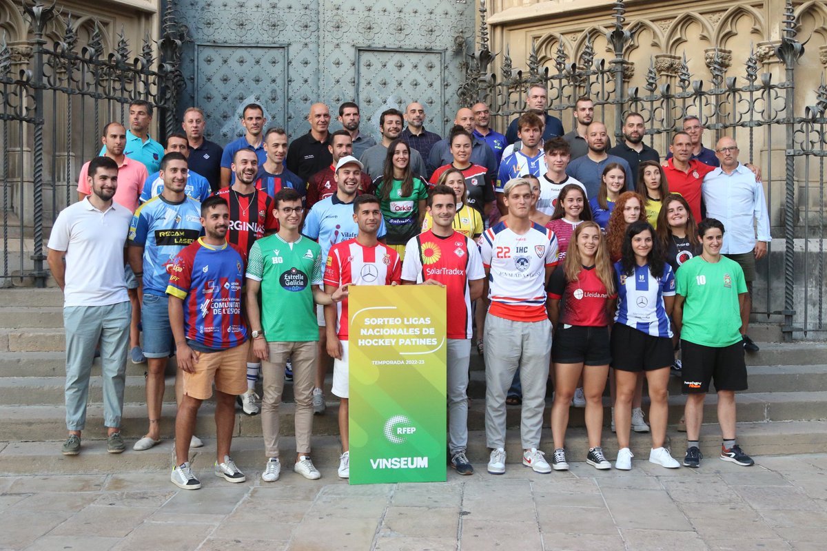 amunthoquei's tweet photo. 🔴⚪ El capità del primer equip Aleix Domènech, i @EnricDaumal, entrenador, van representar ahir l'@amunthoquei @SolarTradex al sorteig de la @okliga_oficial 🔝 a Vilafranca.
#hoquei #hoqueipatins #arenysdemunt #maresne @AzemadSport https://t.co/jPaOrGcVcB