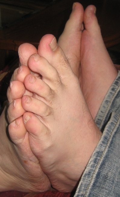 FlatFeet11EE's tweet photo. I love to compare feet size with other men, bare sole to bare sole. https://t.co/mOpZeFVu6n
