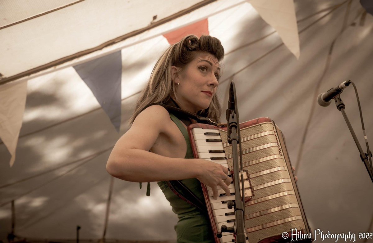 swingcommanders's tweet photo. A lovely little vintage shot of Siena from @v4vcardiff by @ailuraphotography 
#vintageforvictory #v4vcardiff #swingcommanders #vintagefestival #swingband #vintagebands #accordionplayer #byebyeparis https://t.co/PZZRAkJlJL