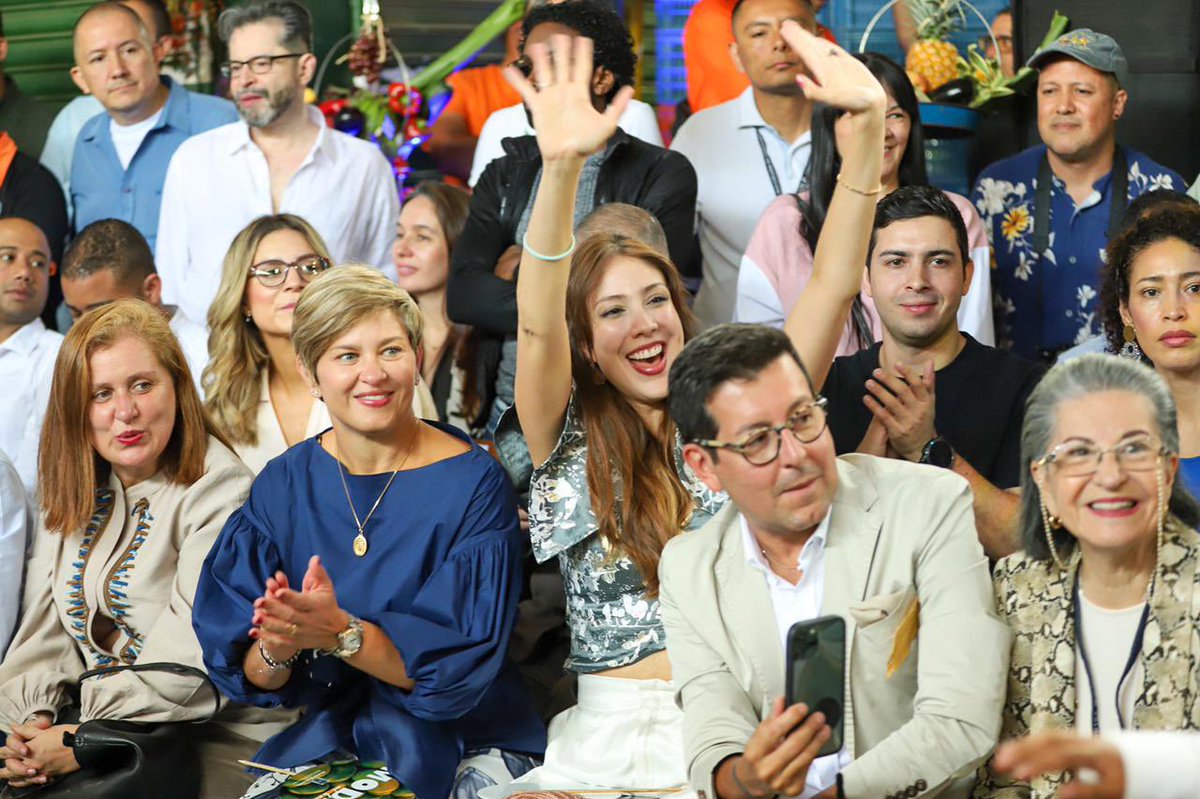 estebanrestre's tweet image. ¿Un desfile de modas en una plaza de mercado?
Pasó hoy en Medellín donde las oportunidades y la moda llega a cada rincón de la ciudad.
Así fue #ModaAlBarrio en la Plaza Minorista 😎👇