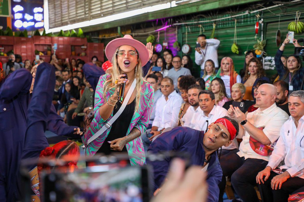 estebanrestre's tweet image. ¿Un desfile de modas en una plaza de mercado?
Pasó hoy en Medellín donde las oportunidades y la moda llega a cada rincón de la ciudad.
Así fue #ModaAlBarrio en la Plaza Minorista 😎👇