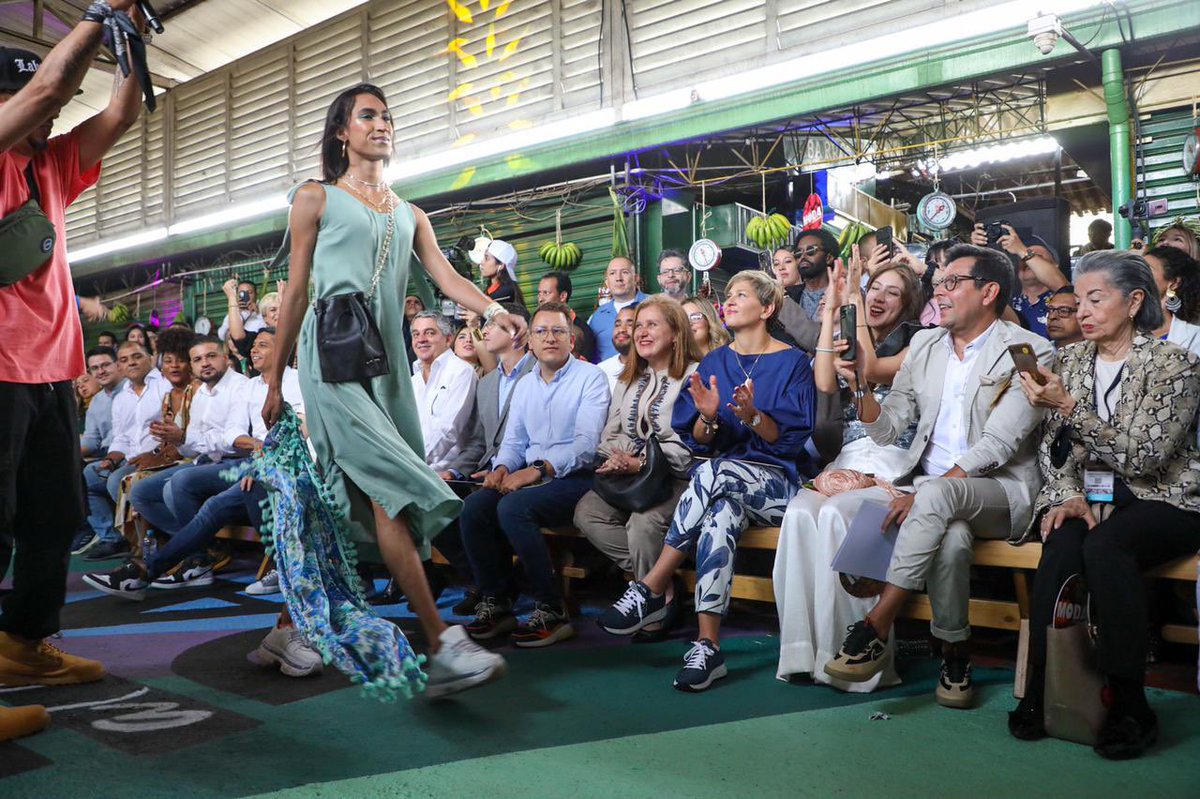 estebanrestre's tweet image. ¿Un desfile de modas en una plaza de mercado?
Pasó hoy en Medellín donde las oportunidades y la moda llega a cada rincón de la ciudad.
Así fue #ModaAlBarrio en la Plaza Minorista 😎👇