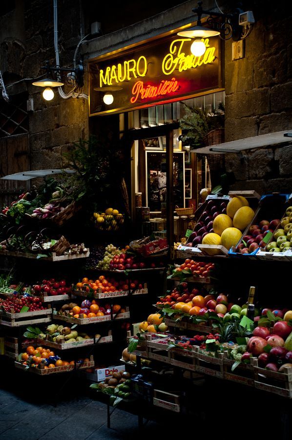 magioliveira's tweet photo. Night Market in Florence, Italy🍅🥬🥕🥒🫑🥦🍏 https://t.co/Wr1IHlMlbd