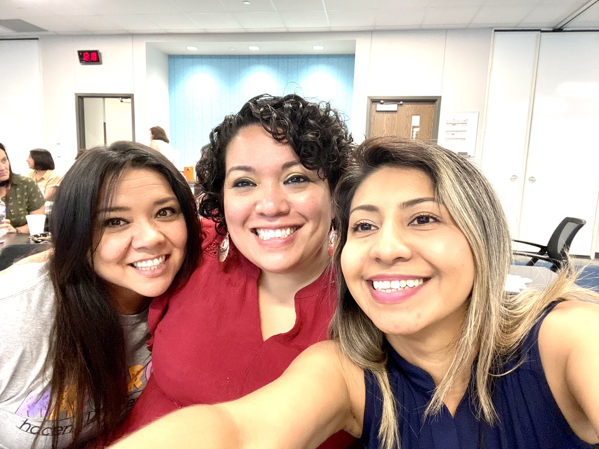 We create bilinguals every day 🤗💕
Maestras Bilingües Multiculturales! “Language is more than what I speak” What’s your language story? #RISD_Bilingual #BilingüeTodosLosDías #risdbelieves @CaroArmstrong24 @LanetteStinnet1 @danielagatlin @PenaClelia @MsParedess