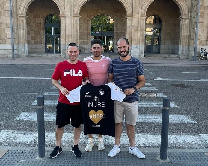 FICHAJE🖤🤍

El River Zamora Enamora💛 INURE🔲 firma su primera fichaje para la campaña 2022-2023

Chivu es nuevo jugador blanquinegro

¡Bienvenido!