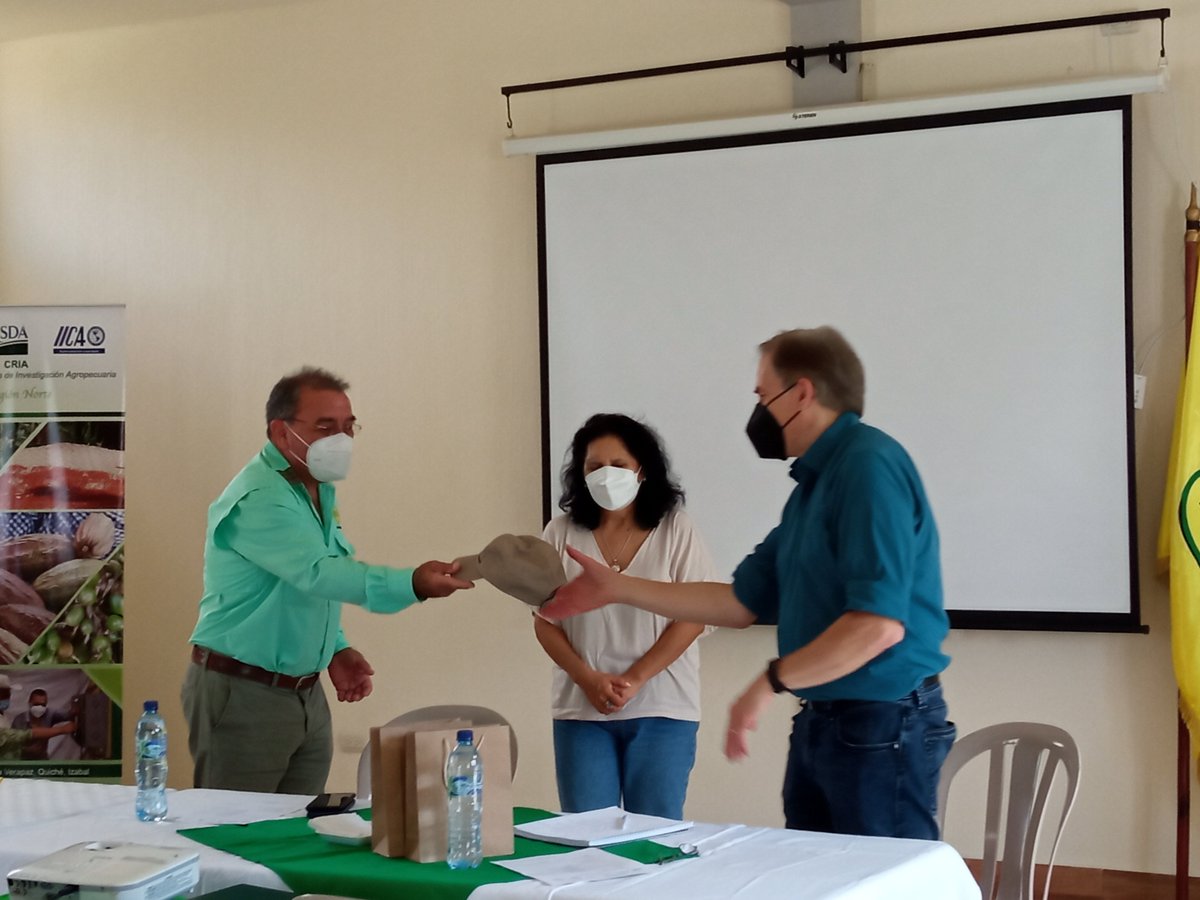 ICTAGuate's tweet photo. Julio Villatoro, gerente general del ICTA dio la bienvenida a Criag Tenney, representante de #USDA, quien visitó las instalaciones de los centros de investigación del #ICTA en Zacapa y San Jerónimo, Baja Verapaz, para dar seguimiento a los diferentes proyectos del #ProgramaCria https://t.co/nbHSYyjVt4