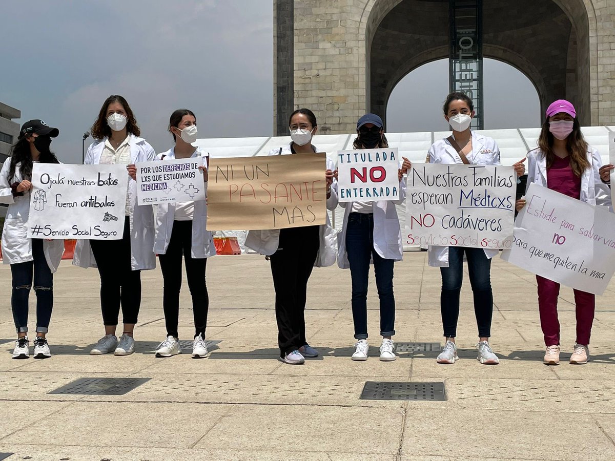 sopitas's tweet photo. Médicos, pasantes, residentes y trabajadores del sector salud se empiezan a reunir en el Monumento a la Revolución para exigir justicia por los médicos asesinados y pedir las garantías necesarias para poder hacer un #ServicioSocialSeguro https://t.co/imMJ3Msb5S