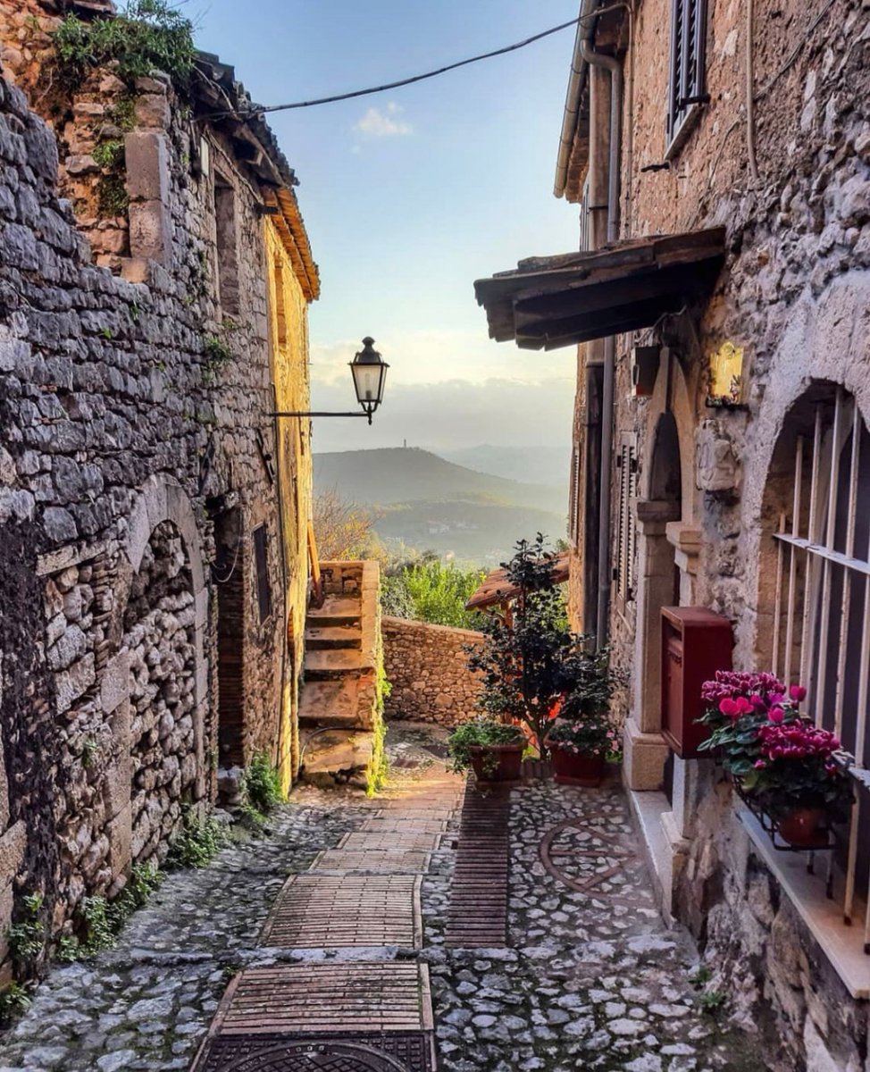 visit_lazio's tweet photo. #Veroli è un affascinante borgo della #Ciociaria immerso in un paesaggio naturalistico variegato. Qui troverete un luogo dove respirare storia e tradizioni, oltre ad un incredibile patrimonio artistico

📸 @fedrika

 #VisitLazio #FaiUnSaltoNelLazio #LazioEternaScoperta #LazioIsMe https://t.co/GbK4qMjBva