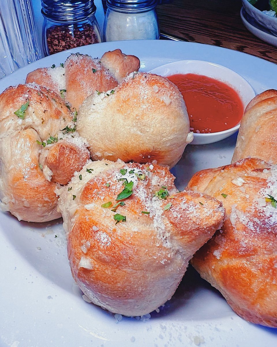 A piece of advice: always, ALWAYS, order the garlic knots. You'll never be sorry.🧄 #garlicknots #appetizer #newhavenct #nextdoornh #nhv #ctpizza #newhavenpizza 📸: @thesidedishers