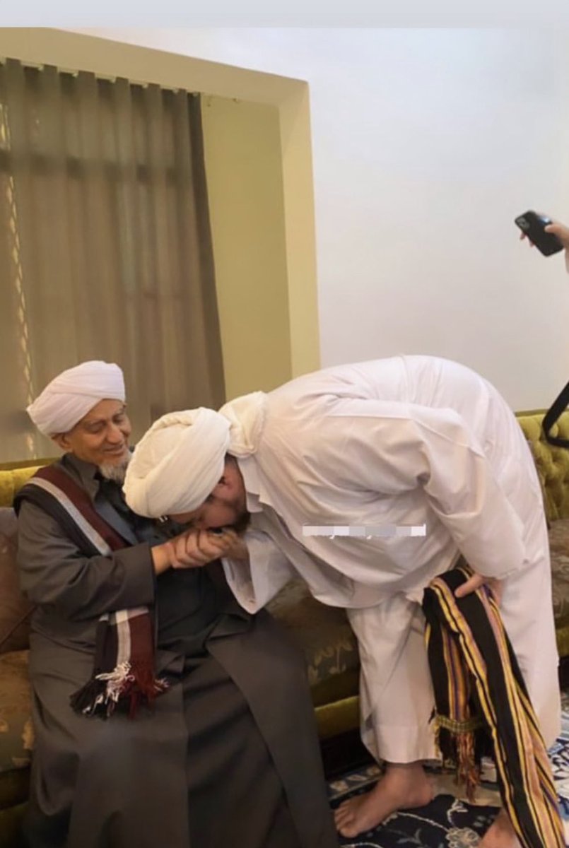 Husen_Jafar's tweet image. Tengah malam, mendengar kabar yg menghujam batin. Innalillah! Al-Habib Abubakar 'Adni Al-Masyhur, ulama besar Hadhramaut. 😭 Suka cita bagi Beliau krn pecinta menemui Yang Dicinta. Tp duka cita bagi kita, para pecintanya krn ditinggalkan yang dicintainya. Ya Rabb! Lahul-Fatehah.