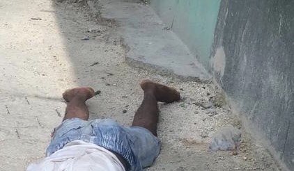 ALTVHAITI's tweet photo. Un adolescent de 17 ans, dont l'identité reste inconnue, a été tué à Bel-Air par balle lors de l'affrontement entre les gangs de Bel-Air et la police Nationale d’Haïti après l'apparition d'un char blindé.
#altvhaiti https://t.co/KGW0WkvtKQ