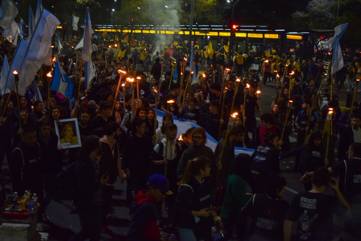 Peronismo_PM's tweet photo. Marcha de las antorchas 🔥

Ayer, como siempre, recordamos a la jefa espiritual de la nación.
A 70 años de su partida decimos #EvitaEterna. ✌🏼

#PeronismoMilitante https://t.co/2mHmTE2Y9C